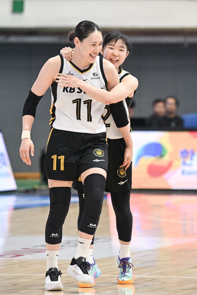 KB스타즈 강이슬(왼쪽)은 26일 인천도원체육관서 열린 신한은행과 원정경기서 버저비터 위닝샷을 포함해 16점을 넣어 개막 3연승을 이끌었다. 사진제공｜WKBL