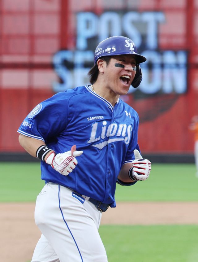 삼성은 24일 트레이드로 포수 박세혁을 영입했지만, 이는 FA 시장에 나온 강민호의 거취와는 별개다. 이종열 삼성 단장은 “강민호는 같이 가야 할 선수”라고 강조했다. 뉴시스