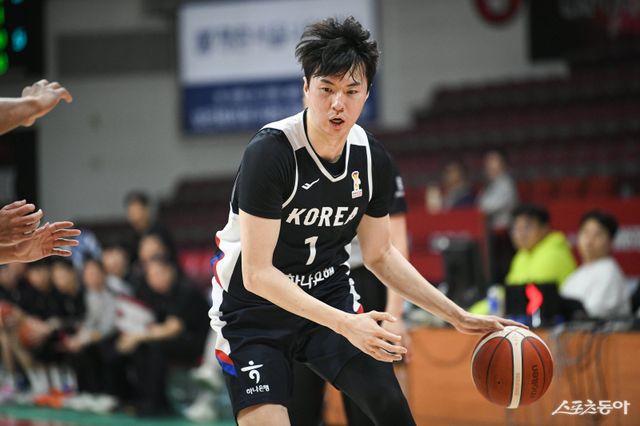 남자농구대표팀 이현중이 25일 안양정관장아레나에서 열린 연습경기 도중 돌파를 시도하고 있다. 사진제공｜점프볼