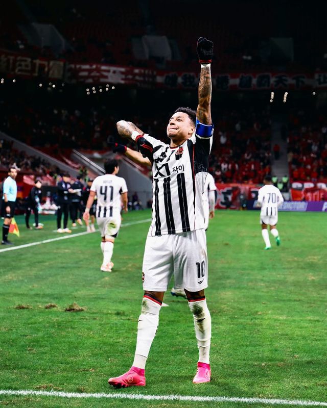 서울 주장 린가드가 25일 상하이 푸동 스타디움서 열린 상하이 하이강과 ACLE 리그 스테이지 원정경기에서 득점한 뒤 원정팬들을 향해 감사를 전하고 있다. 사진제공｜FC서울