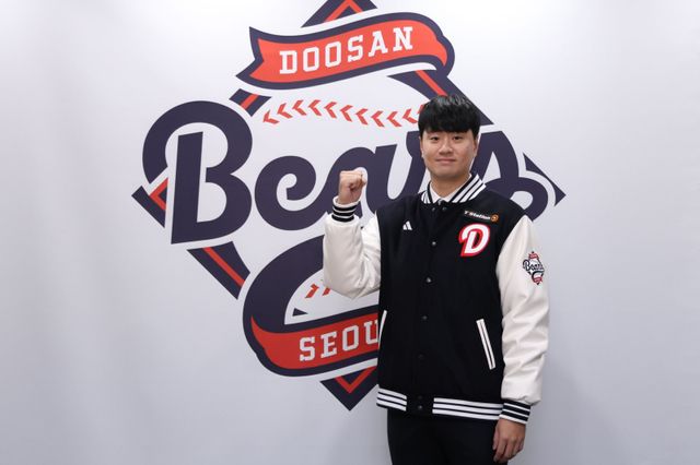 두산이 내부 FA 우투수 이영하와 4년 최대 52억 원에 계약했다. 이영하가 계약을 마친 뒤 구단 사무실 앞에서 기념촬영을 하고 있다. 사진제공ㅣ두산 베어스
