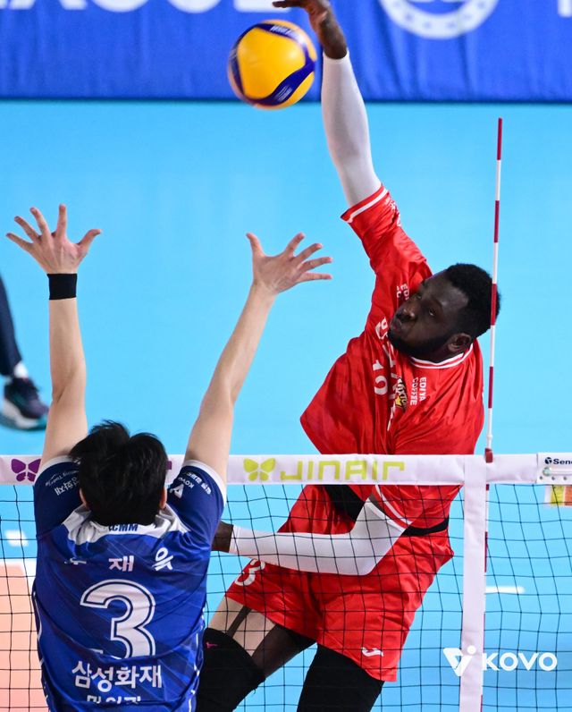 한국전력 베논(뒤)은 26일 현재 V리그 남자부에서 공격 성공률 9위를 마크하고 있지만 블로킹, 서브, 20점 이후 결정력에서 팀에 큰 힘이 되고 있다. 사진제공│KOVO