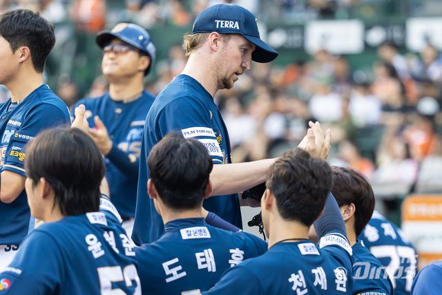 NC는 2026시즌 외국인투수 영입 후보 중 하나로 KBO MVP 출신 에릭 페디(가운데)를 고려했다. 그러나 협상이 난항을 겪자 다른 영입 후보군을 살펴보려 한다. 사진제공｜NC 다이노스