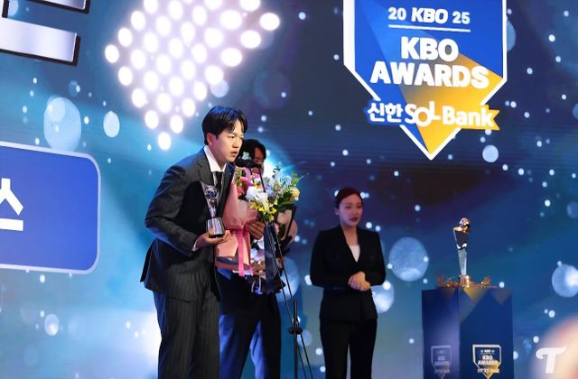 LG 김주온(왼쪽 첫 번째)은 올해 2군 북부리그 ERA상을 수상했다. 그러나 그는 올해 1군 등판서 부진했던 투구에 아쉬움을 나타냈다. 사진제공｜LG 트윈스