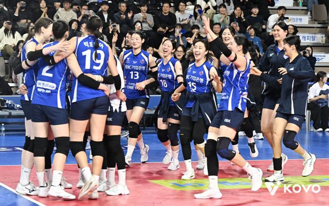 IBK기업은행 선수들이 26일 흥국생명과 홈경기서 승리한 뒤 기뻐하고 있다. 사진제공｜KOVO