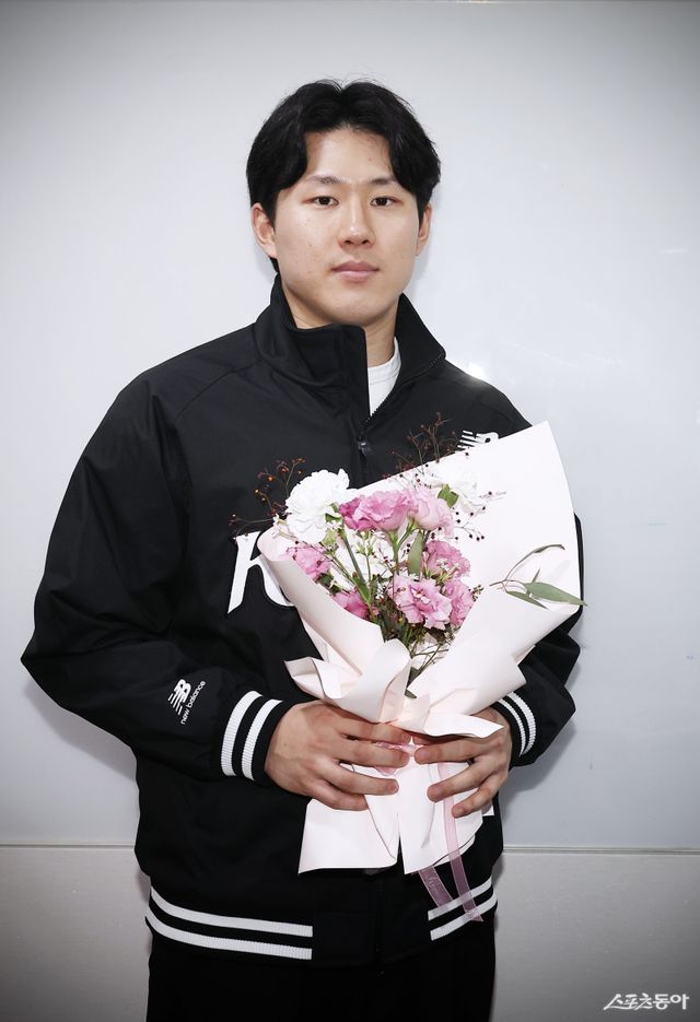 최원준이 25일 수원KT위즈파크에서 KT와 FA 계약을 체결한 뒤 기념사진을 촬영하고 있다. 사진제공｜KT 위즈