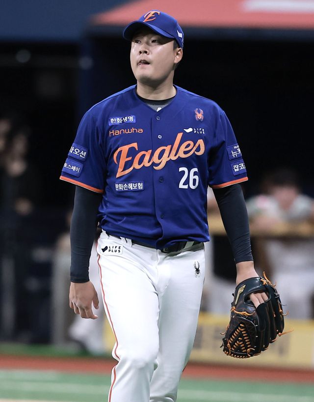 올 시즌 한화의 필승계투요원으로 활약했던 한승혁이 FA 강백호의 이적에 따른 보상선수로 KT 유니폼을 입는다. 뉴시스