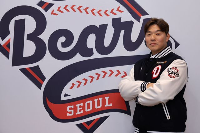 28일 원소속팀 두산과 4년 최대 38억 원의 FA 계약을 맺고 잔류한 투수 최원준이 구단사무실 앞에서 기념촬영을 하고 있다. 사진제공ㅣ두산 베어스