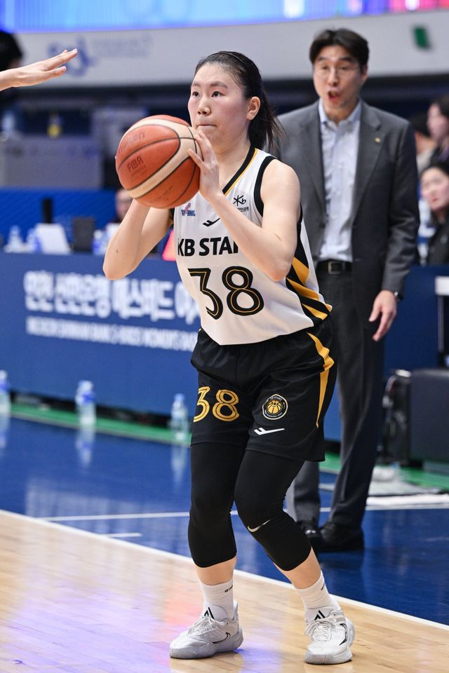 KB스타즈는 올 시즌 양궁농구를 펼치려 한다. 박지수가 돌아왔지만, 다양한 공격 옵션을 갖춘다는 계획이다. 사진제공｜WKBL