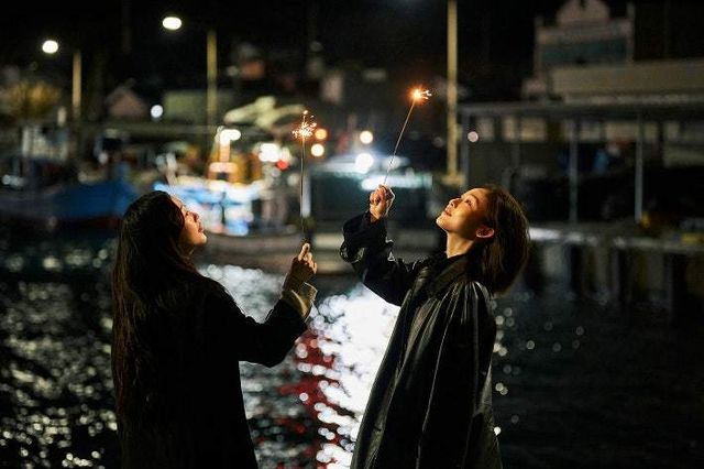 넷플릭스 시리즈 ‘당신이 죽였다’ 속 따뜻한 촬영지 풍경. 작품의 어두운 결과 대비되는 화면으로 화제를 모았다.사진제공｜넷플릭스