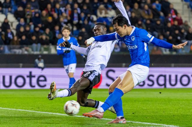 헹크 오현규(오른쪽)가 28일(한국시간) 세게카아레나서 열린 UEL 리그 페이즈 5차전 바젤전에서 상대 수비를 제치고 슈팅을 하고 있다. 헹크(벨기에)ㅣAP뉴시스