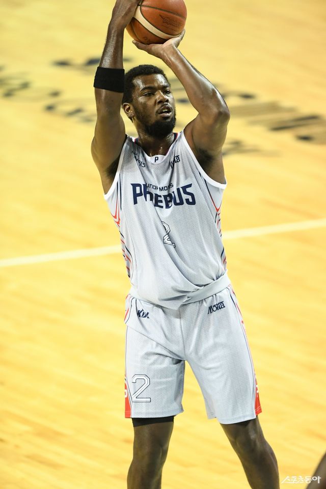 현대모비스 레이션 해먼즈가 3일 잠실실내체육관에서 열린 삼성과 원정경기 도중 슛을 시도하고 있다. 현대모비스는 해먼즈의 활약을 앞세워 3연패를 탈출했다. 사진제공｜KBL