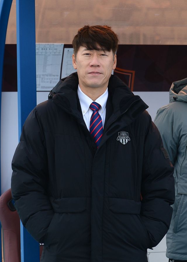 김은중 수원FC 감독은 팀의 5년 연속 K리그1 잔류를 이뤄내려면 국내 선수들의 분발이 필요하다고 말한다. 올해 팀의 50골 중 35골이 싸박, 윌리안, 루안 등 외국인 선수들의 발끝에서 나왔지만 이들이 막힌 경기에선 1승에 그쳤기 때문이다. 사진제공│한국프로축구연맹