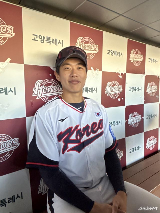 지난해 프리미어12에 이어 2번째로 대표팀 명단에 이름을 올린 송성문은 “국가대표는 나라를 대표하는 자리”라며 태극마크의 중요성을 강조했다. 3일 고양국가대표야구훈련장에서 진행된 대표팀의 2일차 훈련이 끝난 뒤 취재진과 인터뷰를 마친 송성문. 고양｜강산 기자 posterboy@donga.com