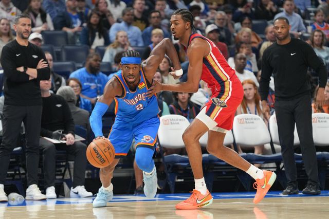 오클라호마시티 샤이 길저스-알렉산더(왼쪽)가 3일(한국시간) 페이콤 센터에서 열린 뉴올리언스와 홈경기 도중 드리블 돌파를 시도하고 있다. 길저스-알렉산더가 30점을 책임진 오클라호마시티가 개막 7연승을 질주했다. 오클라호마시티(미&nbsp;오클라호마주)｜AP뉴시스