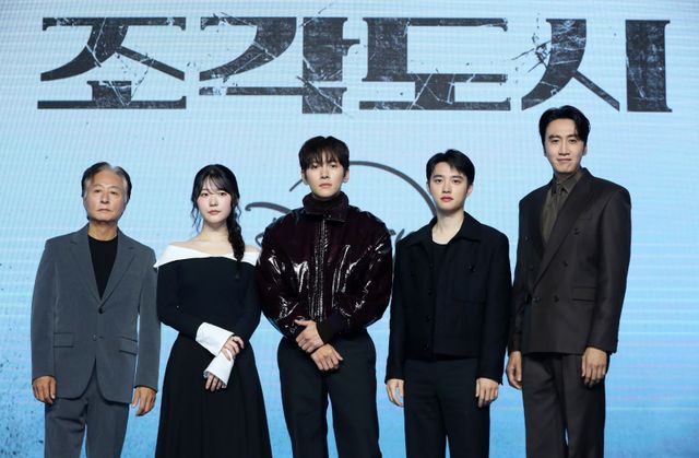 배우 김종수(왼쪽부터), 조윤수, 지창욱, 도경수, 이광수가 3일 오전 서울 영등포구 콘래드 서울에서 열린 디즈니 플러스 오리지널 ‘조각도시’ 제작발표회에서 포즈를 취하고 있다. 뉴시스