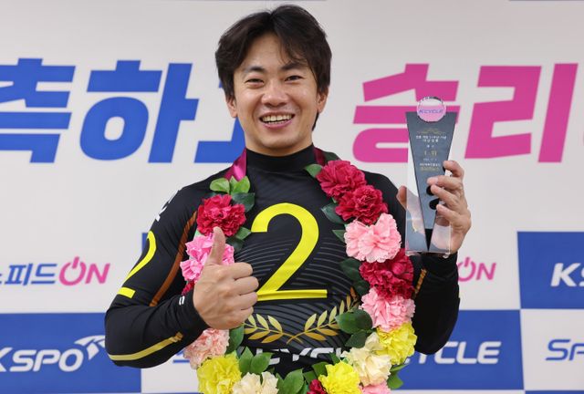 정종진이 2일&nbsp;경륜개장 31주년 기념 대상 경륜에서 우승을 차지한 뒤&nbsp;환하게 웃으며 기념 촬영을 하고 있다.&nbsp;사진제공 | 국민체육진흥공단