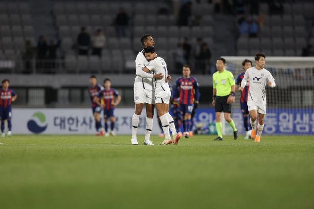 대구의 ‘영혼의 콤비’ 세징야와 에드가가 2일 수원FC와 K리그1 원정경기에서 후반 추가시간 드라마틱한 동점골을 터트린 뒤 서로를 안아주며 기뻐하고 있다. 힘겨운 생존경쟁을 하고 있고, 여전히 위기가 계속되지만 둘은 1% 작은 가능성에도 싸우겠다는 의지다. 사진제공｜한국프로축구연맹