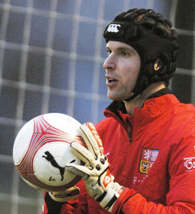 첼시와 아스널에서 활약한 레전드 골키퍼 체흐가 이번 시즌 아스널의 인상적인 수비력에 대해 칭찬을 아끼지 않았다. 그러나 2004~2005시즌 첼시가 수립한 EPL 단일 시즌 역대 최소 실점 기록(15실점)을 깨려면 운과 선수층이 따라줘야 한다는 현실적 조언도 건넸다. AP뉴시스