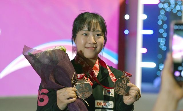 신유빈은 전지희, 임종훈 등 왼손잡이 파트너들과 시너지를 내며 세계정상급 복식선수로 거듭났지만 아직 단식에선 가야할 길이 멀다. 이에 일본과 중국리그로 건너가 톱랭커들과 맞붙으며 보완점을 찾고 있다.&nbsp;다양한 유형의 복식 파트너들과 호흡을 맞추며 구사할 수 있는 기술의 폭도 넓히고 있다. 사진제공│대한탁구협회