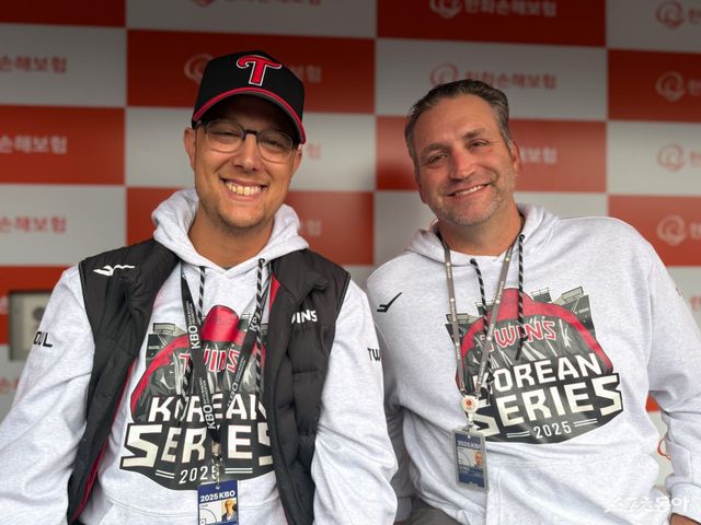 LG의 해외 스카우트 부머 프린스틴(왼쪽)과 제이슨 던이 지난달 30일 대전한화생명볼파크에서 열린 한화와 KS 4차전을 앞두고 취재진과 인터뷰하고 있다. 대전｜김현세 기자 kkachi@donga.com