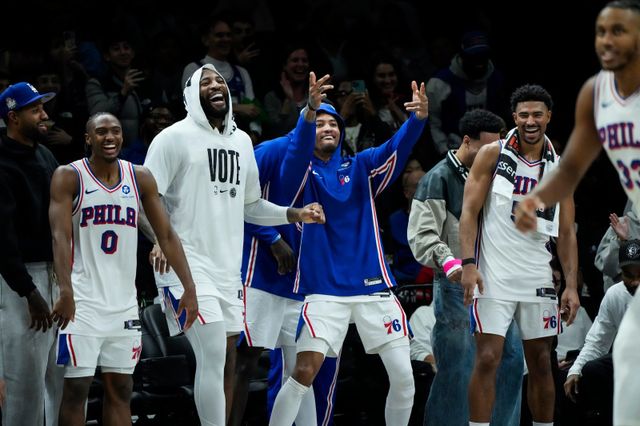 타이리스 맥시(0번) 등 필라델피아 선수들이 3일(한국시간) 브루클린과 원정 경기 도중 동료의 득점에 환호하고 있다. 뉴저지(미&nbsp;뉴욕주)｜AP뉴시스