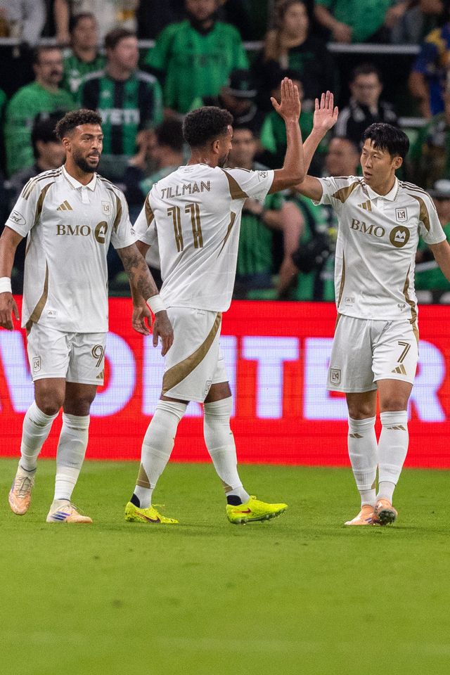 손흥민(오른쪽)이 3일(한국시간) 미국 텍사스주 오스틴의 Q2스타디움에서 열린 오스틴과 2025 MLS 서부 콘퍼런스 플레이오프 1라운드 2차전 원정경기 전반 21분 선제골을 넣고 동료들과 기뻐하고 있다. 오스틴(미 텍사스주)｜AP뉴시스