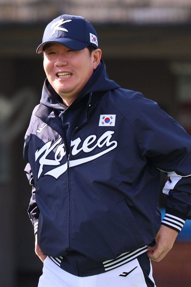 류지현 야구국가대표팀 감독이 3일 고양국가대표야구훈련장에서 진행한 대표팀 훈련에 앞서 해외파 및 한국계 선수들의 합류와 관련한 진행 상황을 긍정적으로 바라봤다. 2일 훈련을 지휘하며 미소짓는 류 감독. 고양｜뉴시스