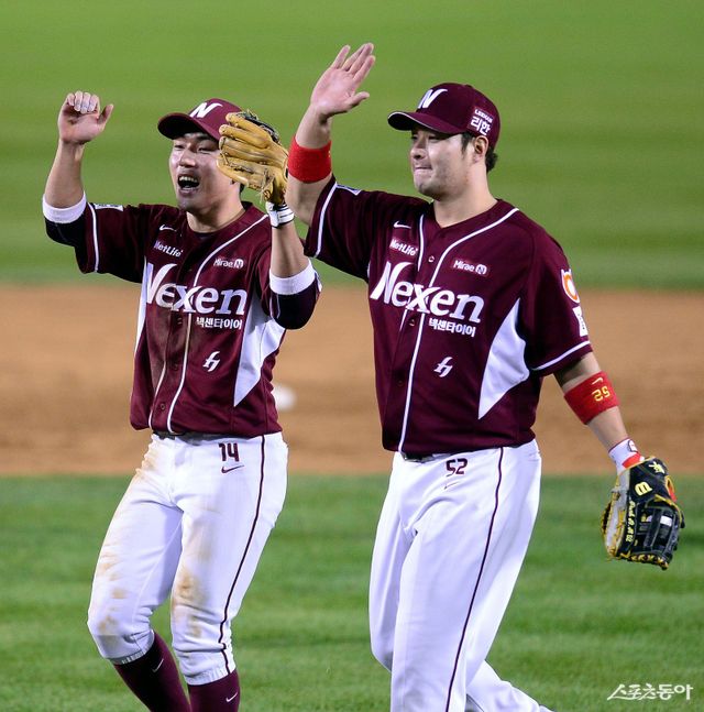 2014년 LG와 플레이오프 4차전에서 12-2로 이기며 한국시리즈 진출을 확정지은 넥센 시절의 박병호(오른쪽)와 서건창. 스포츠동아DB