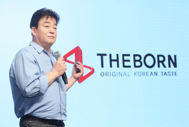 ‘더본 사태’ 이후 방송 활동을 중단했던 백종원이 MBC ‘남극의 셰프’로 사실상 복귀를 알리며 논란의 중심에 섰다. ‘시기상조’라는 부정적 여론이 들끓고 있는 가운데, 연말 넷플릭스를 통해 공개 예정인 ‘흑백요리사2’ 또한 덩달아 주목받고 있다. 사진|뉴시스