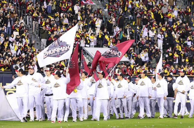 LG의 통합우승으로 2025시즌은 막을 내렸지만, 11월에도 야구는 계속된다. FA, 대표팀 평가전, 2차 드래프트, KBO 시상식이 줄줄이 이어진다. 1일 잠실구장에서 우승 세리머니를 펼치는 LG 선수들. 뉴시스