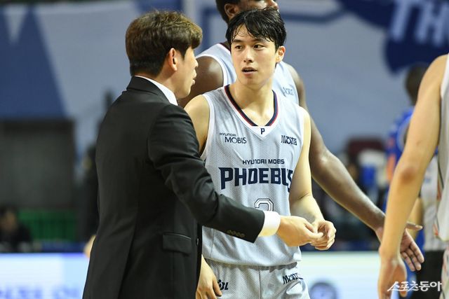 현대모비스 박무빈(오른쪽)이 3일 잠실실내체육관에서 열린 삼성과 원정경기 도중 양동근 감독과 대화하고 있다. 사진제공｜KBL