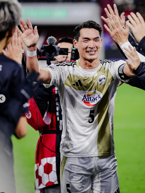 전 일본축구대표팀 수비수 마키노가 최근 유튜브에 출연해 내국인 감독과 외국인 감독의 장단점에 대해 설명해 눈길을 모았다. 그는 자국 축구에 대한 이해도가 높은 감독이 낫다고 주장했다. 특히 소통에 강점이 있는 젊은 외국인 감독이라면 충분히 메리트가 있을 것으로 내다봤다. 사진출처│J리그 공식 인스타그램