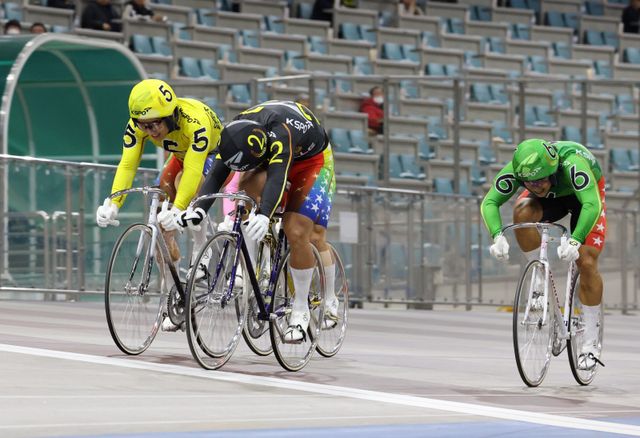 정종진(2번)이 임채빈(5번)에 앞서 결승선을 통과하고 있다.