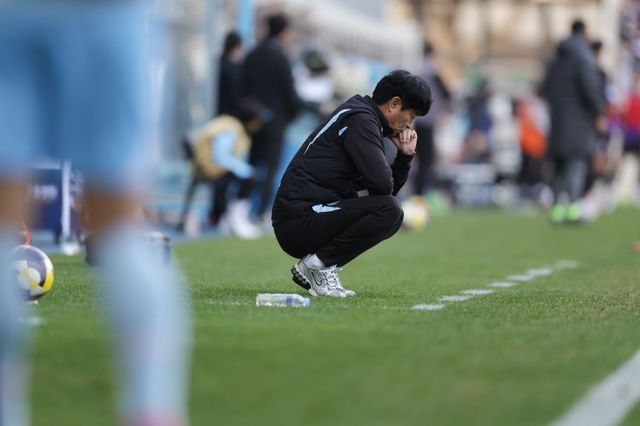 김병수 대구 감독이 30일 대구아이엠뱅크파크에서 열린 안양과 K리그1 최종 38라운드 홈경기에서 2-2로 비겨 팀의 강등을 막지 못한 뒤 허탈해 하고 있다. 사진제공│한국프로축구연맹