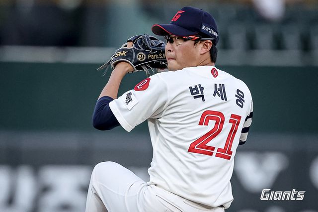 롯데 박세웅이 내년 시즌 5년 계약의 반환점을 돈다. 8연속 PS 진출에 실패한 롯데와 박세웅 모두에게 반등이 절실하다. 사진제공｜롯데 자이언츠