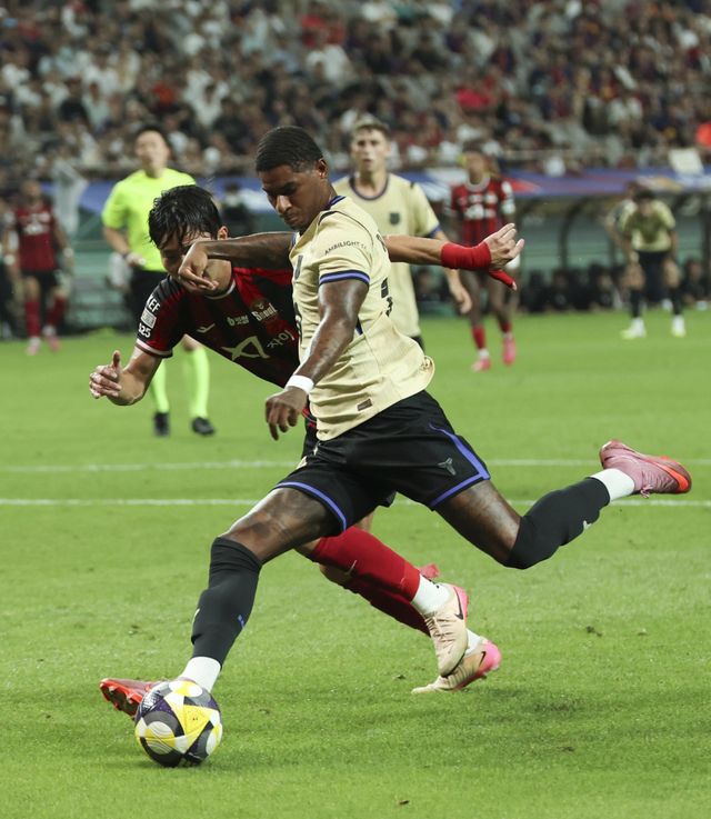 마커스 래시포드(앞)는 이번 시즌 바르셀로나에서 좋은 활약을 보인 덕분에 맨체스터 유나이티드를 떠나 바르셀로나 완전이적과 PSG 이적 가능성 등이 고루 제기됐다. 뉴시스