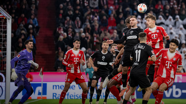 바이에른 뮌헨 김민재(오른쪽 끝)가 30일(한국시간) 독일 알리안츠 아레나에서 열린 장크트 파울리와 홈경기에서 동료들과 공중볼 경합을 하고 있다. 사진출처│바이에른 뮌헨 홈페이지