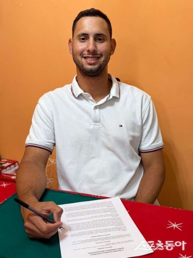 한화가 새 외국인투수 윌켈 에르난데스, 타자 요나단 페라자를 영입했다. 폰세-와이스의 막강 원투펀치가 해체된 아쉬움을 에르난데스가 채워야 한다. 사진제공｜한화 이글스