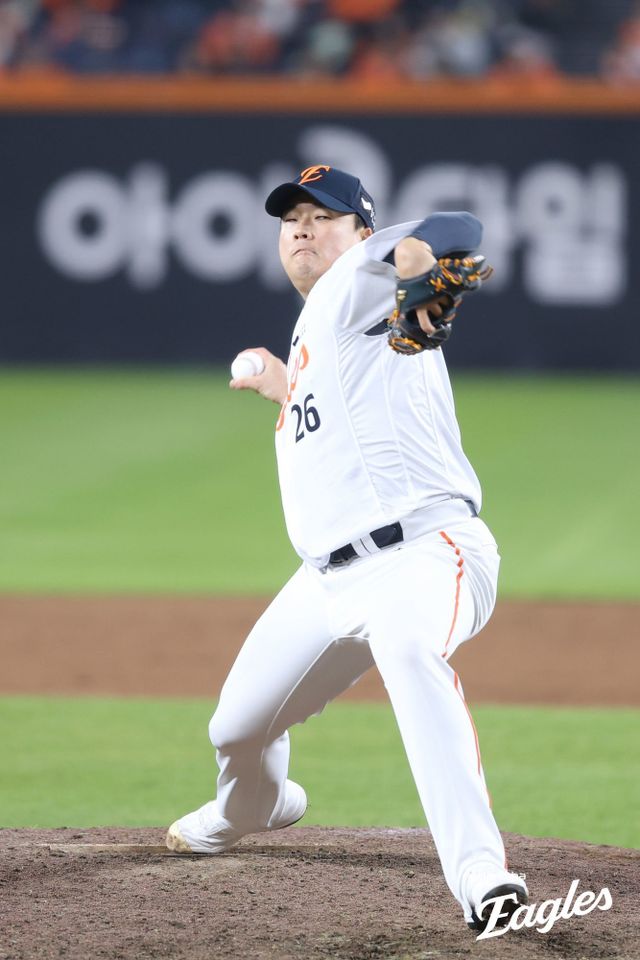 KT가 한화로 이적한 강백호의 FA 보상 선수로 우완 파이어볼러 한승혁을 영입했다. 한승혁은 KT의 고민을 해소할 카드가 될 수 있다. 사진제공｜한화 이글스