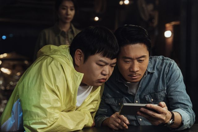 대의가 아닌 우리 가족과 생업을 지키려 ‘어쩌다 히어로’가 된 전직 특수부대 요원&nbsp;이야기를 그린 ‘UDT: 우리 동네&nbsp;특공대’가 쿠팡플레이 인기작 1위를 기록, 연말만 되면 화제작을 터뜨리는 쿠팡플레이의 흥행 법칙을 다시금 증명해냈다.&nbsp;사진제공 | 쿠팡플레이·지니TV·ENA