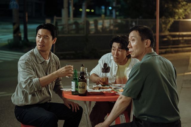 대의가 아닌 우리 가족과 생업을 지키려 ‘어쩌다 히어로’가 된 전직 특수부대 요원&nbsp;이야기를 그린 ‘UDT: 우리 동네&nbsp;특공대’가 쿠팡플레이 인기작 1위를 기록, 연말만 되면 화제작을 터뜨리는 쿠팡플레이의 흥행 법칙을 다시금 증명해냈다.&nbsp;사진제공 | 쿠팡플레이·지니TV·ENA