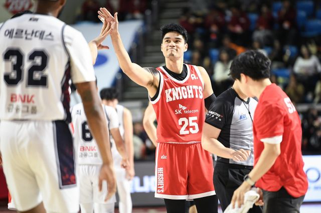 SK 알빈 톨렌티노(가운데)는 4일 잠실서 열린 KCC와 홈경기서 KBL 입성 이후 최고인 19점을 터트렸다. 사진제공｜KBL