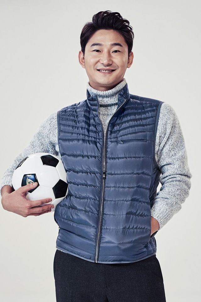 제주경찰청은 특정경제범죄 가중처벌 등에 관한 법률 위반(사기) 혐의로 이천수를 입건해 조사 중이라고 4일 밝혔다. 현재 이씨는 2018년부터 2021년까지 지인으로부터 1억3000만 원을 빌린 뒤 갚지 않은 혐의를 받고 있다. 뉴시스