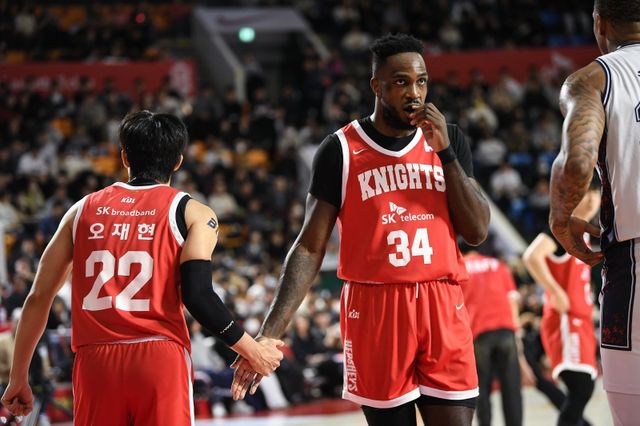 SK 자밀 워니(오른쪽)는 4일 잠실서 열린 KCC와 홈경기서 더블-더블을 기록했다. 부상 복귀 직후 곧바로 팀 승리를 이끌며 에이스로서 존재감을 과시했다. 사진제공｜KBL