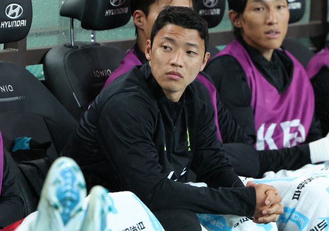 황희찬이 지난달 10일 서울월드컵경기장에서 열린 브라질과 친선전에서 벤치에 앉아 그라운드를 바라보고 있다. 상암｜뉴시스