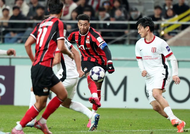 서울 주장 린가드(가운데)가 4일 ACLE 리그 스테이지 4차전 홈경기서 청두 룽청 수비진을 파고든 뒤 묵직한 오른발 중거리 슛을 시도하고 있다. 상암｜뉴시스