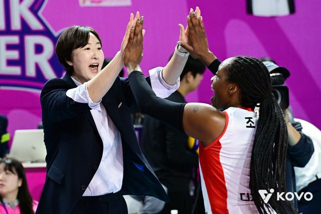 페퍼저축은행 라이트 조이(오른쪽)가 2일 흥국생명과 원정경기 도중 장소연 감독과 손뼉을 마주치고 있다. 사진제공｜KOVO