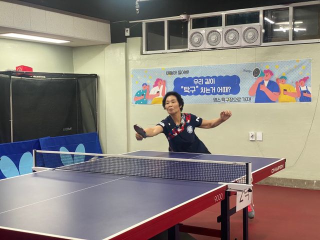 탁구는 남녀노소 모두 즐길 수 있는 특징을 앞세워 세대간 연결고리 역할을 톡톡히 해내고 있다. 체육계는 탁구를 매개로&nbsp;한 세대간 교류를 통해 구성원들의&nbsp;심신이 건강해지면 우리 사회가 더 좋아질 것이라고 믿는다. 사진은 마포스포츠클럽에서 탁구를 하는 동호인들의 모습. 사진제공│마포스포츠클럽
