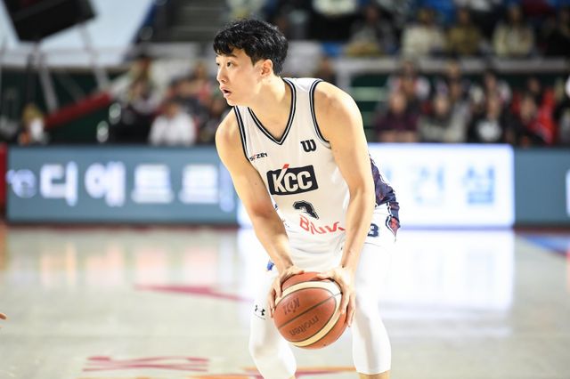 KCC 허웅은 올 시즌 1라운드 MVP에 선정되며 생애 처음으로 라운드 MVP를 받았다. 그러나 2라운드 들어 상대에 견제에 막히는 등 활로를 뚫지 못하고 있다. 사진제공｜KBL